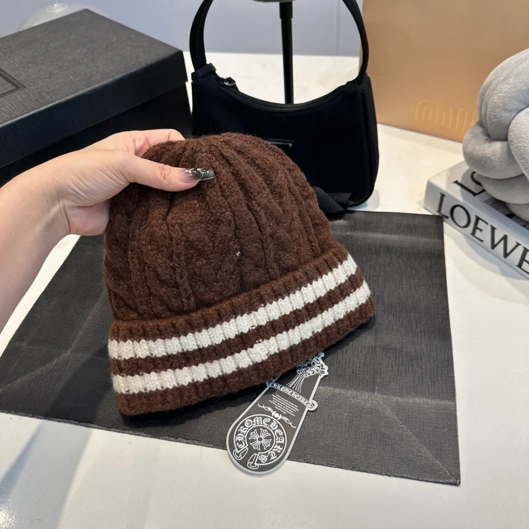 P56 Crow Heart Autumn and Winter Wool Knitted Beanie This must be a favorite of minimalism. It is clean, neat, fashionable and versatile, and will definitely not be picky about your face shape! A fashionable classic that lasts forever! Fashionable black and white can be purchased together!
